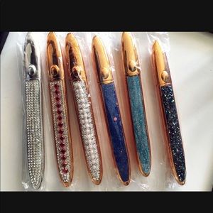 Eyeliner eyelash glue 
All Black
Waterproof 
Vegan